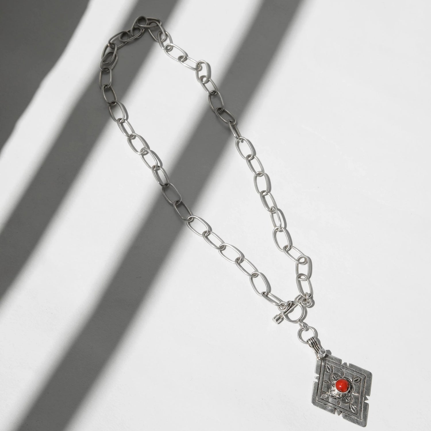 Symbolic adornment: The combination of diamonds and coral in this necklace holds deep symbolism, representing femininity, vitality, and the enduring spirit of Amazigh women.